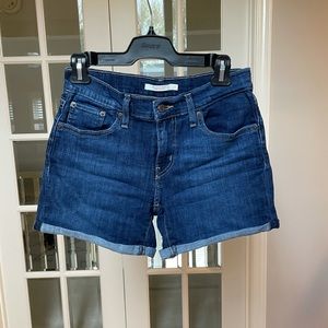 Levi’s mid length short size 27